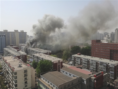 昨日，北京海淀區(qū)紅聯(lián)南村小區(qū)施工工地挖斷燃?xì)夤艿溃斐杀ㄒl(fā)居民樓火災(zāi)，致1死2傷，發(fā)生爆炸起火現(xiàn)場(chǎng)濃煙滾滾。CICPHOTO/總匯 攝