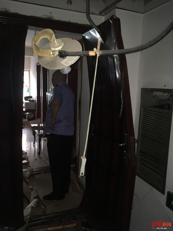 小區(qū)住戶屋內(nèi)爆炸，防盜門(mén)整體已經(jīng)彎曲