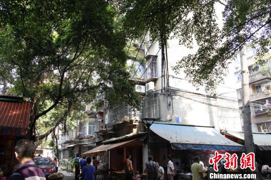 圖為煤氣爆燃民房。 朱柳融 攝