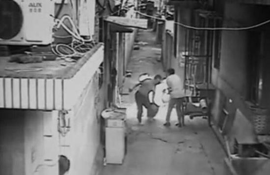 柳兆偉拖著冒火的煤氣瓶往河邊跑。視頻截圖